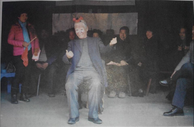 柘荣县老年艺术团长副团长张永新在表演双簧照片